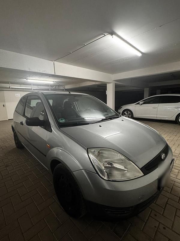 Silber Gebraucht 2004 Ford Fiesta Kleinwagen | 1.100 € (Fairer Preis) - Bild 1/4