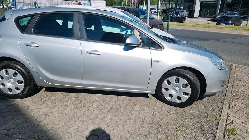 Silber Gebraucht 2010 Opel Astra Kleinwagen | 3.999 € (Fairer Preis) - Bild 1/4