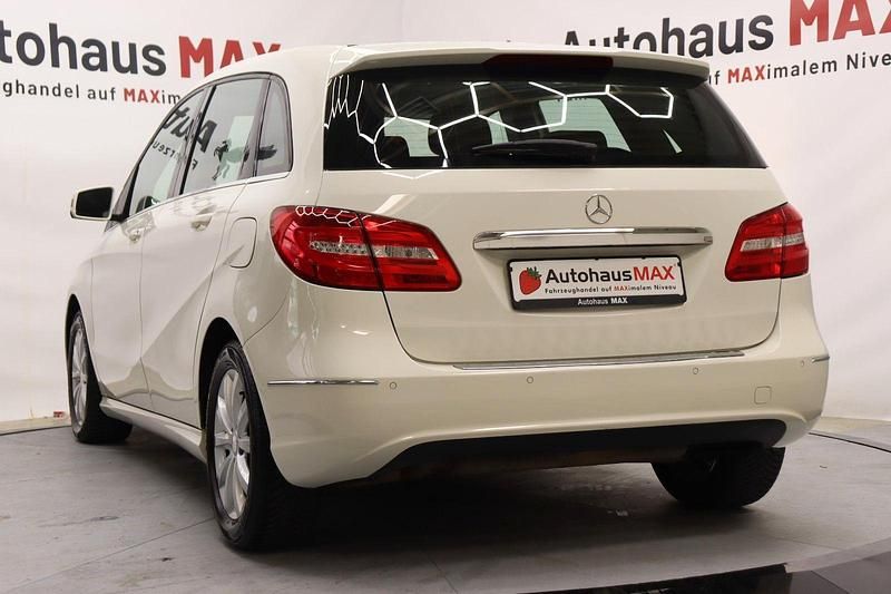 Gebraucht Mercedes B200 156 PS (114 kW) 2014 Calcitweiss/zirrusweiss Van / Kleinbus