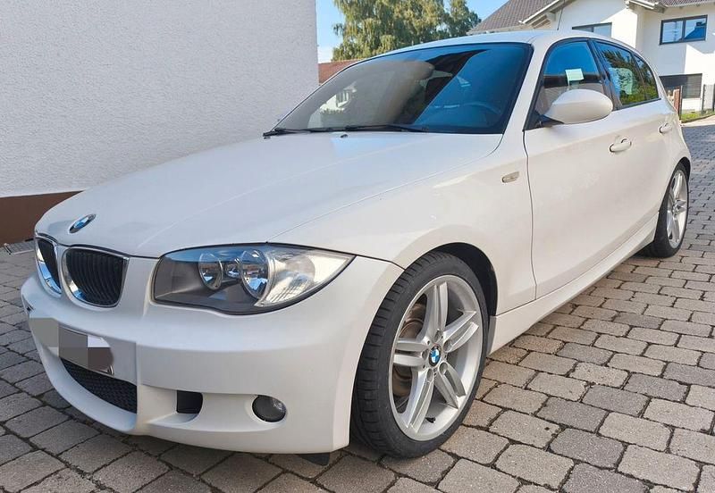 Weiß Gebraucht 2009 BMW 118 M Sport Kleinwagen | 7.490 € (Teuer) - Bild 1/4