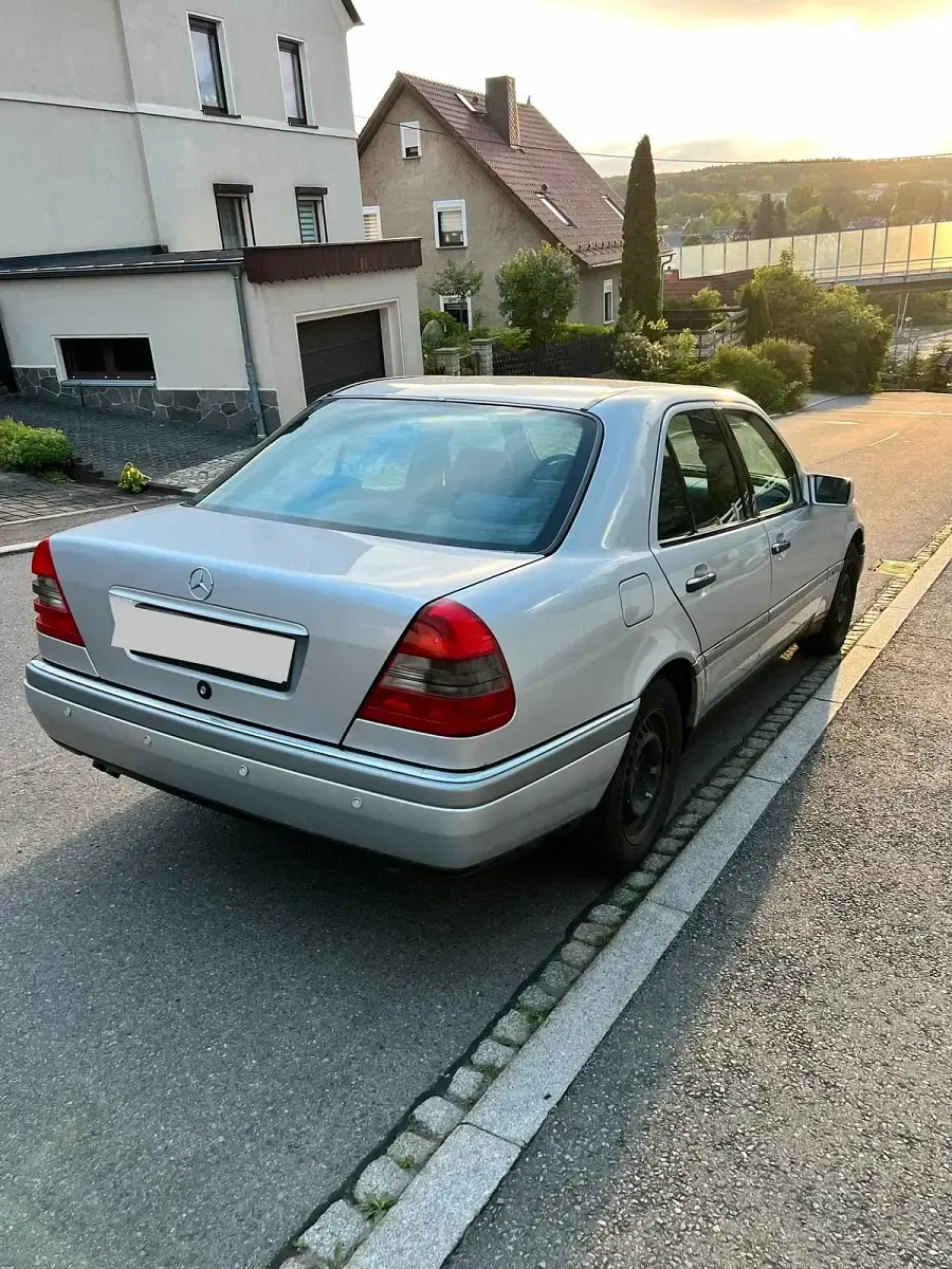 Gebraucht Mercedes C220 150 PS (110 kW) 1996 Silber Limousine