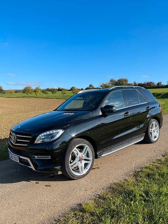 Schwarz Gebraucht 2014 Mercedes ML250 AMG SUV | 19.700 € (Fairer Preis) - Bild 1/4