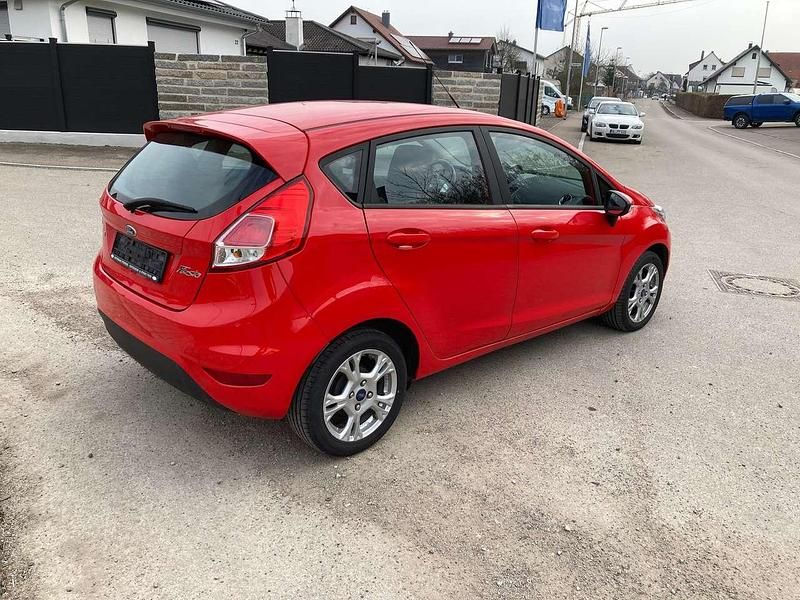 Gebraucht Ford Fiesta Trend 101 PS (74 kW) 2016 Racerot Kleinwagen