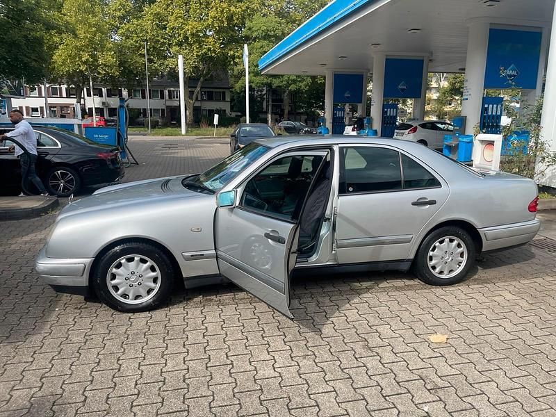 Silber Gebraucht 1995 Mercedes E230 Limousine | 2.500 € - Bild 1/4
