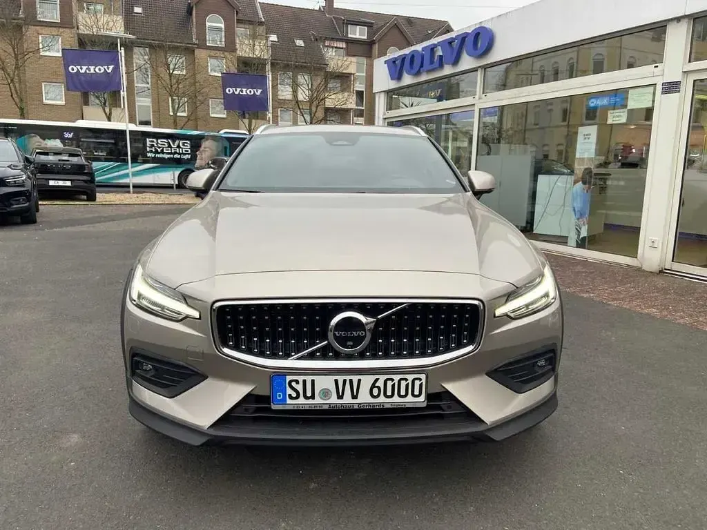 Gebraucht Volvo V60 CC Ultimate 197 PS (144 kW) 2023 Bright dusk metallic Kombi