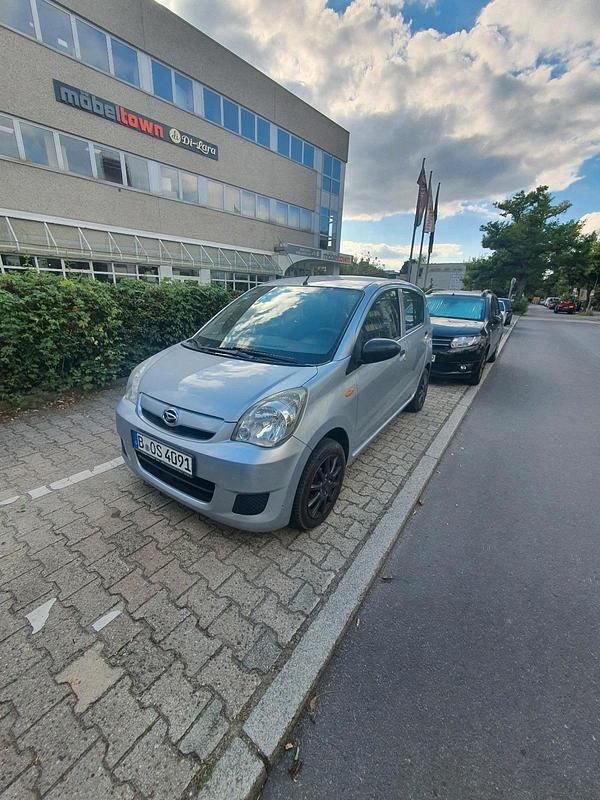 Silber Gebraucht 2010 Daihatsu Cuore Kleinwagen | 1.400 € (Fairer Preis) - Bild 1/4