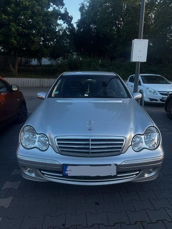Silber Gebraucht 2004 Mercedes C200 Avantgarde Limousine | 3.000 € (Fairer Preis) - Bild 1/4