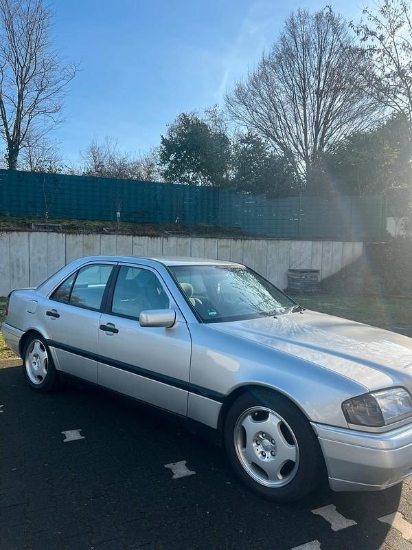 Gebraucht Mercedes C180 122 PS (89 kW) 1997 Silber Limousine