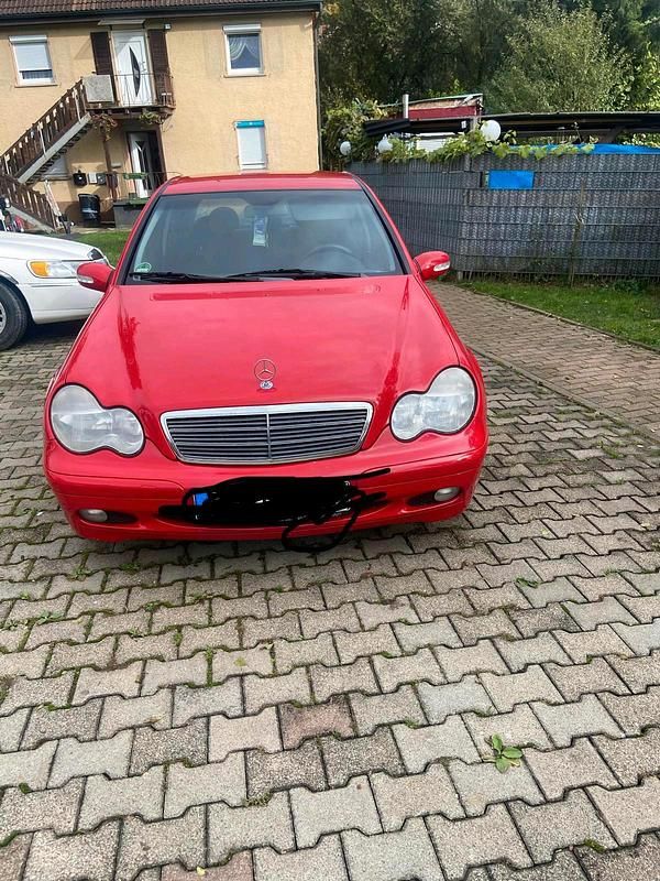 Rot Gebraucht 2001 Mercedes 220 Limousine | 1.900 € - Bild 1/4