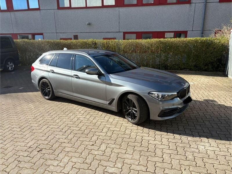 Grau Gebraucht 2019 BMW 530 Sport Line Kombi | 29.400 € (Guter Preis) - Bild 1/4