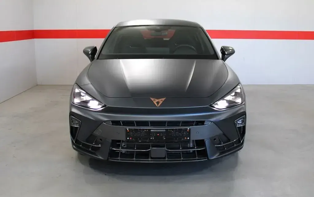 Neu Cupra Leon 150 PS (110 kW) 2026 Grau (magnet grau matt) Limousine
