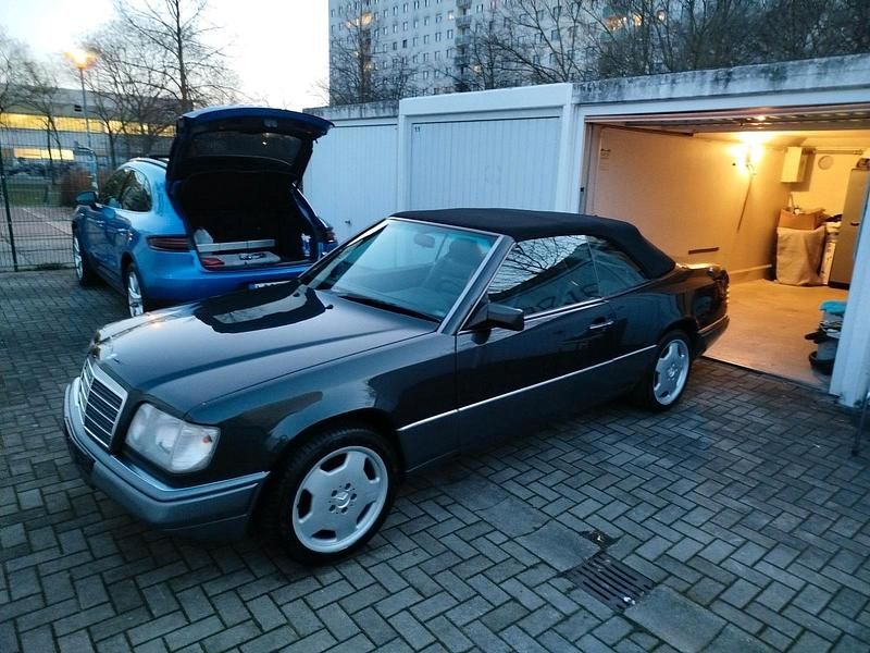 Gebraucht Mercedes E220 150 PS (110 kW) 1994 Schwarz Cabrio