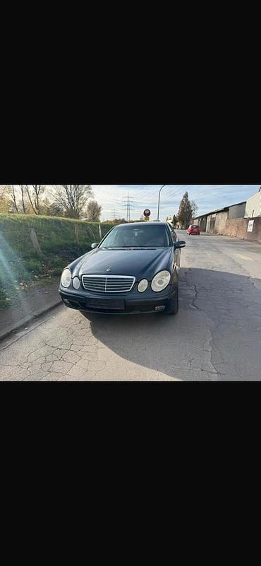 Schwarz Gebraucht 2003 Mercedes E220 Limousine | 1.899 € - Bild 1/4
