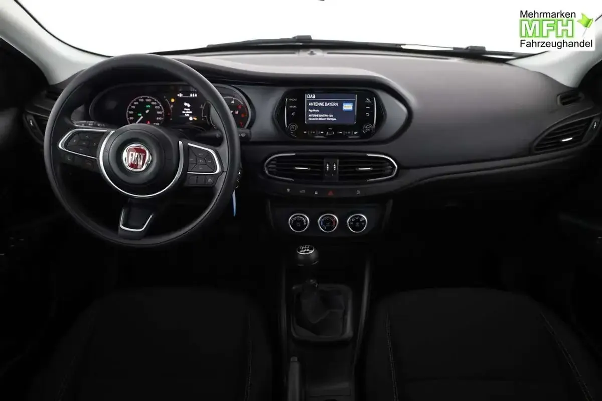 Neu Fiat Tipo Easy 131 PS (96 kW) 2025 Vento blau metallic Limousine