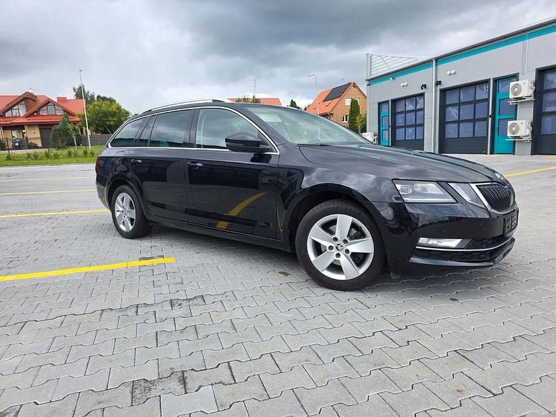 Schwarz Gebraucht 2017 Skoda Octavia G-TEC Ambition Kombi | 7.200 € - Bild 1/4