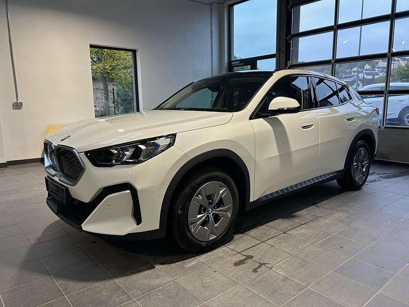 Alpinweiss iii Gebraucht 2024 BMW iX2 SUV | 41.950 € - Bild 1/4