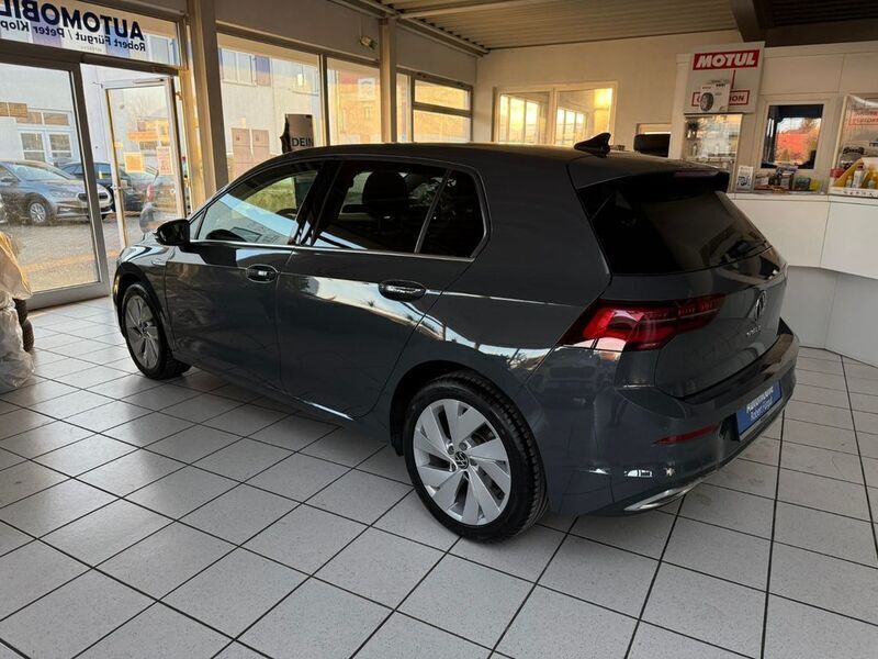 Gebraucht VW Golf VIII Style 150 PS (110 kW) 2023 Grau Limousine