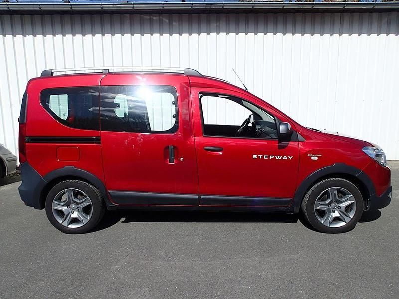 Gebraucht Dacia Dokker Stepway 131 PS (96 kW) 2021 Rot Van / Kleinbus