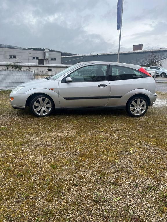 Gebraucht Ford Focus Trend 131 PS (96 kW) 1999 Silber Kleinwagen