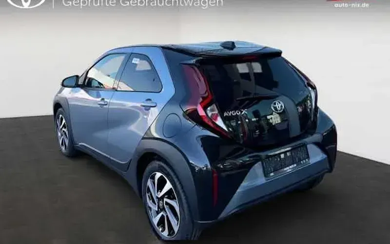 Neu Toyota Aygo X 72 PS (52 kW) 2025 Grau SUV