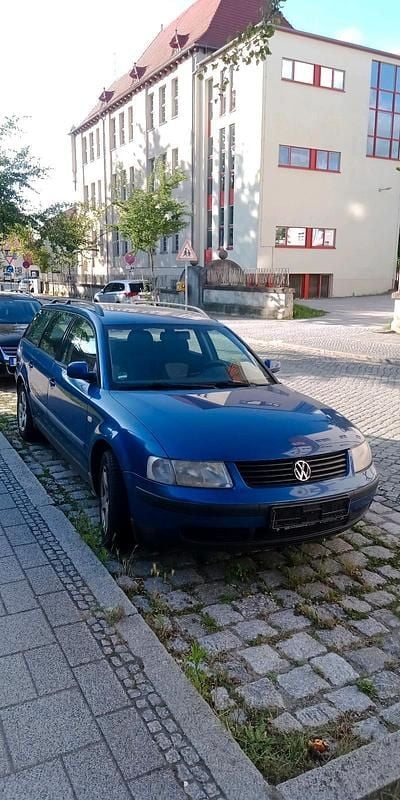 Blau Gebraucht 1999 VW Passat Kombi | 350 € - Bild 1/3