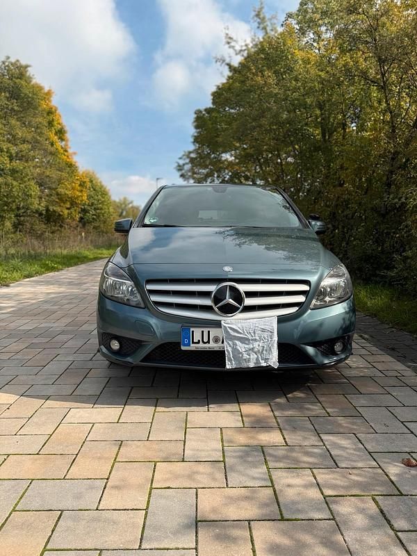 Blau Gebraucht 2012 Mercedes B200 Van / Kleinbus | 6.800 € (Teuer) - Bild 1/4