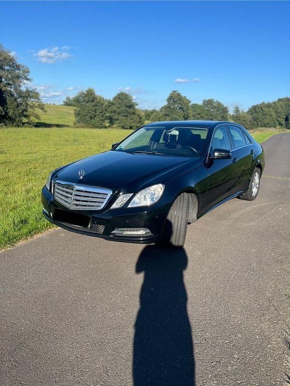 Schwarz Gebraucht 2013 Mercedes E220 Limousine | 12.990 € (Guter Preis) - Bild 1/4