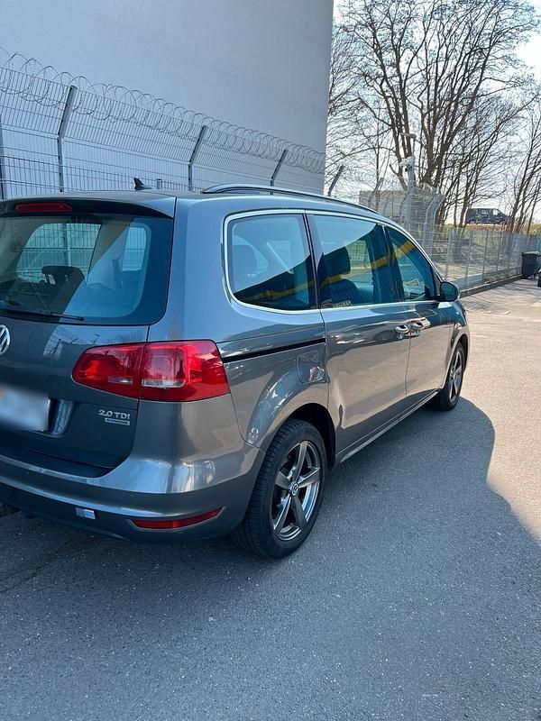 Grau Gebraucht 2011 VW Sharan Van / Kleinbus | 8.950 € (Fairer Preis) - Bild 1/4