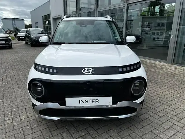 Neu Hyundai Inster Techniq 85 kW (116 PS) 2026 Atlas white Kleinwagen
