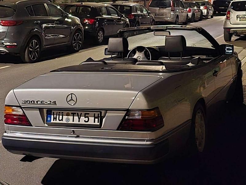 Silber Gebraucht 1993 Mercedes E300 Cabrio | 36.500 € - Bild 1/4