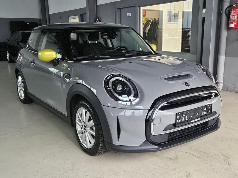 Moonwalk grey (metallic) Gebraucht 2021 Mini Cooper SE Essential Kleinwagen | 16.900 € (Fairer Preis) - Bild 1/4