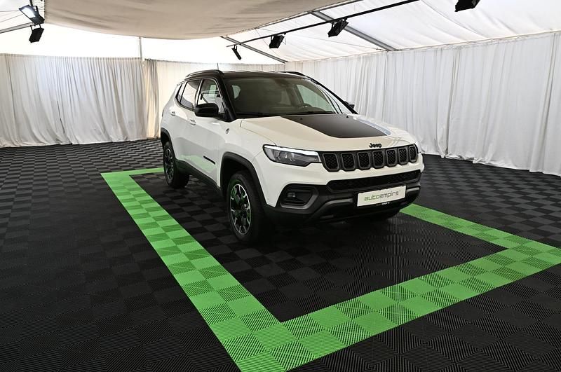 Gebraucht Jeep Compass Trailhawk 177 PS (130 kW) 2024 Weiß SUV