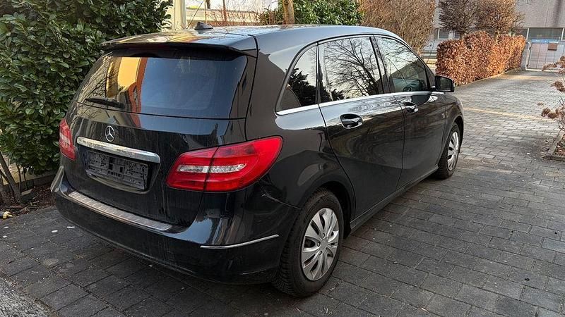 Gebraucht Mercedes B180 109 PS (80 kW) 2012 Schwarz Van / Kleinbus