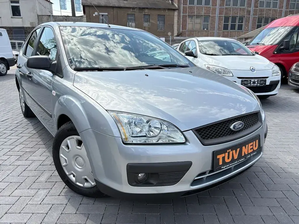 Gebraucht Ford Focus Trend 101 PS (74 kW) 2005 Silber Limousine