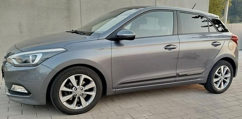 Grau Gebraucht 2017 Hyundai i20 Limousine | 11.390 € (Fairer Preis) - Bild 1/4