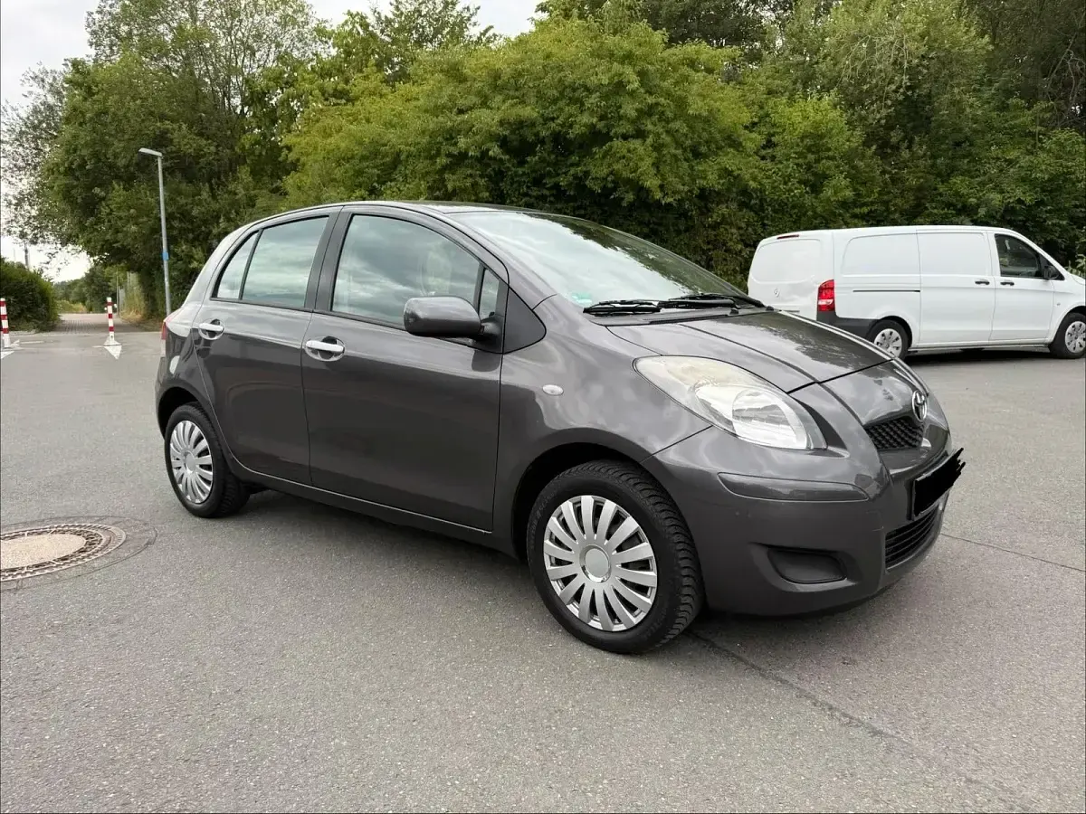 Gebraucht Toyota Yaris 69 PS (50 kW) 2011 Grau Kleinwagen
