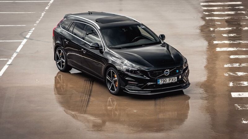 Schwarz Gebraucht 2015 Volvo V60 R-Design Kombi | 19.600 € - Bild 1/4