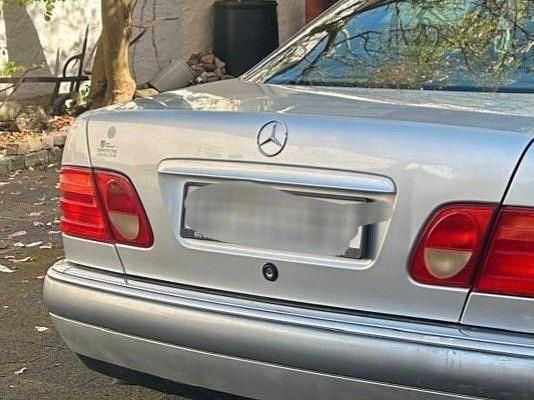 Gebraucht Mercedes E230 150 PS (110 kW) 1997 Silber Limousine