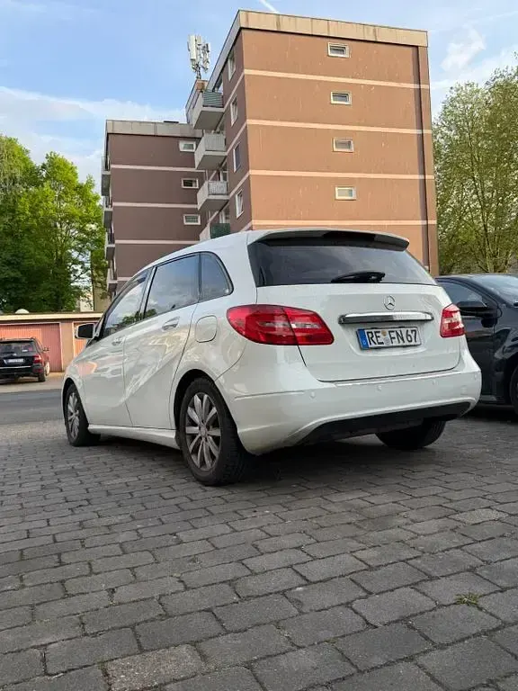 Gebraucht Mercedes B180 AMG line 109 PS (80 kW) 2012 Weiß Van / Kleinbus