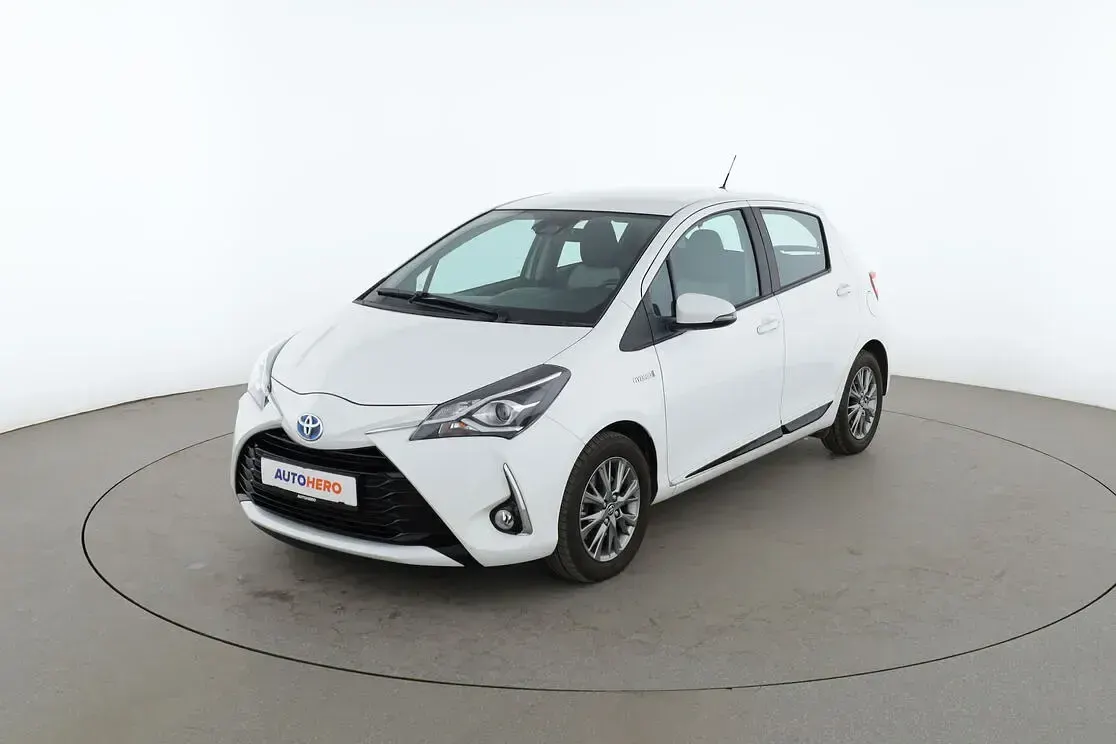 Używany Toyota Yaris Hybrid Comfort 2017 Sedan/Limuzyna