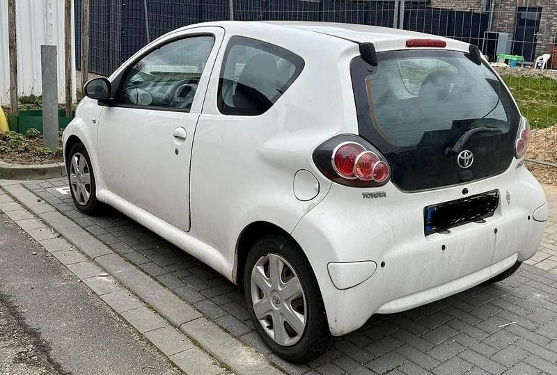 Gebraucht Toyota Aygo 68 PS (50 kW) 2010 Weiß Kleinwagen