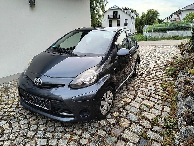 Schwarz Gebraucht 2014 Toyota Aygo Connect Style Kleinwagen | 1.650 € (Fairer Preis) - Bild 1/4