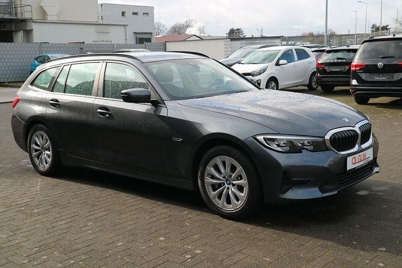 Gebraucht BMW 330e Advantage 184 PS (135 kW) 2022 Grau Kombi