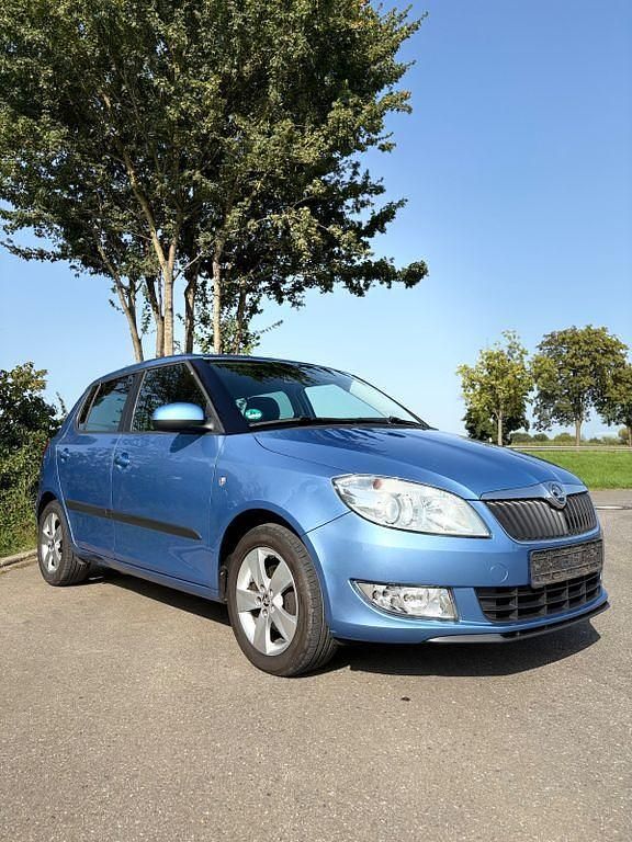 Blau Gebraucht 2013 Skoda Fabia Fresh Limousine | 4.090 € (Guter Preis) - Bild 1/4