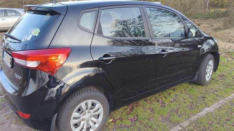 Gebraucht Hyundai i20 Space Plus 125 PS (91 kW) 2019 Schwarz Limousine