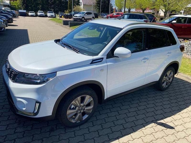 Cool white pearl metallic Gebraucht 2023 Suzuki Vitara Comfort SUV | 21.590 € (Guter Preis) - Bild 1/4