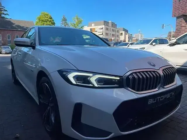 Gebraucht BMW 320e M Sport 204 PS (150 kW) 2023 Weiss Limousine