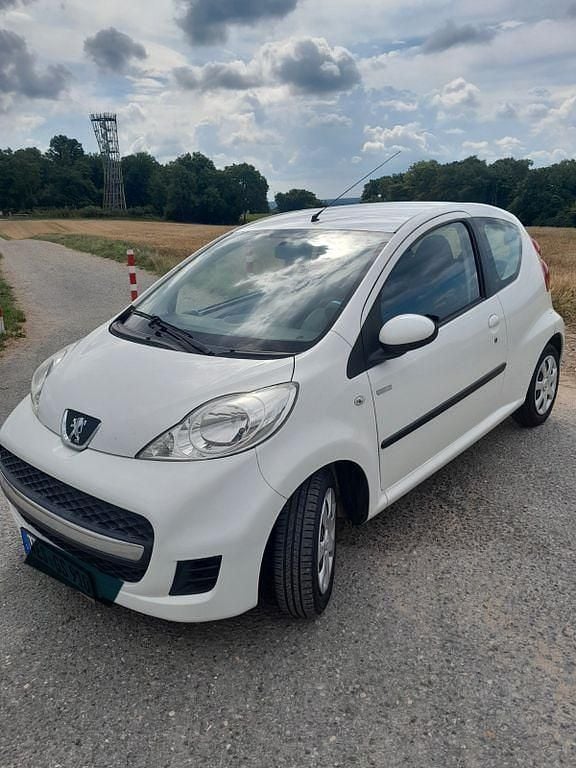 Weiß Gebraucht 2010 Peugeot 107 Filou Kleinwagen | 2.700 € (Fairer Preis) - Bild 1/4