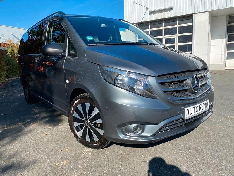 Grau Gebraucht 2020 Mercedes Vito Edition Van / Kleinbus | 27.350 € (Teuer) - Bild 1/4