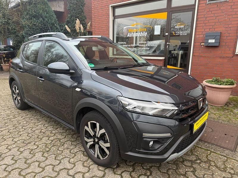 Grau Gebraucht 2023 Dacia Sandero Stepway SUV | 14.450 € (Guter Preis) - Bild 1/4